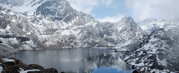 Nepalesische Berge und ein Bergsee.